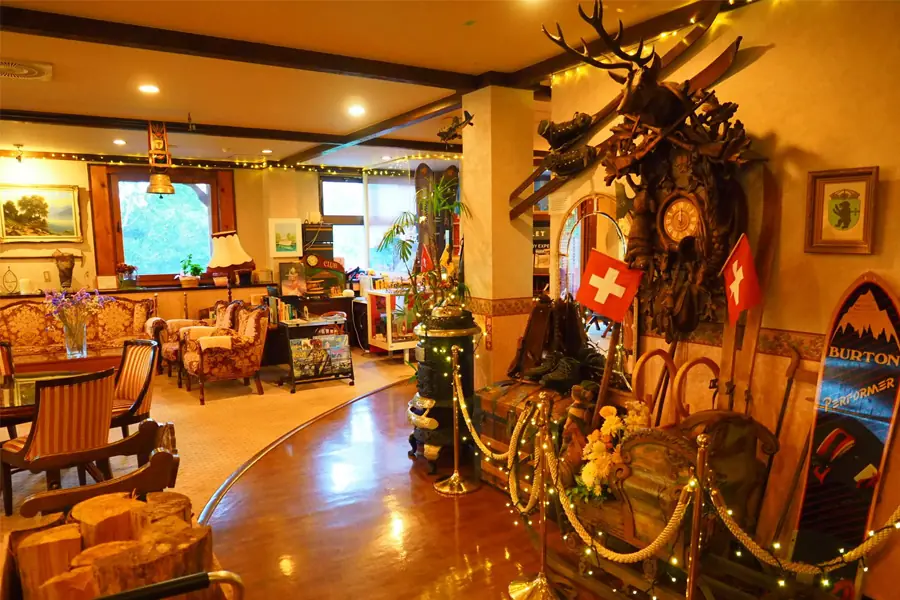 アルプスの故郷のような館内